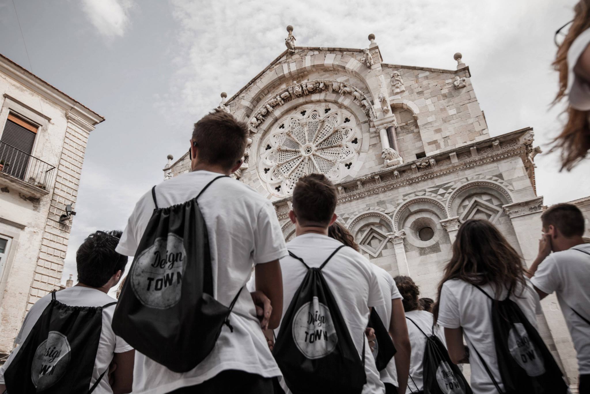 Gruppo di studenti osserva la facciata della cattedrale di Troia