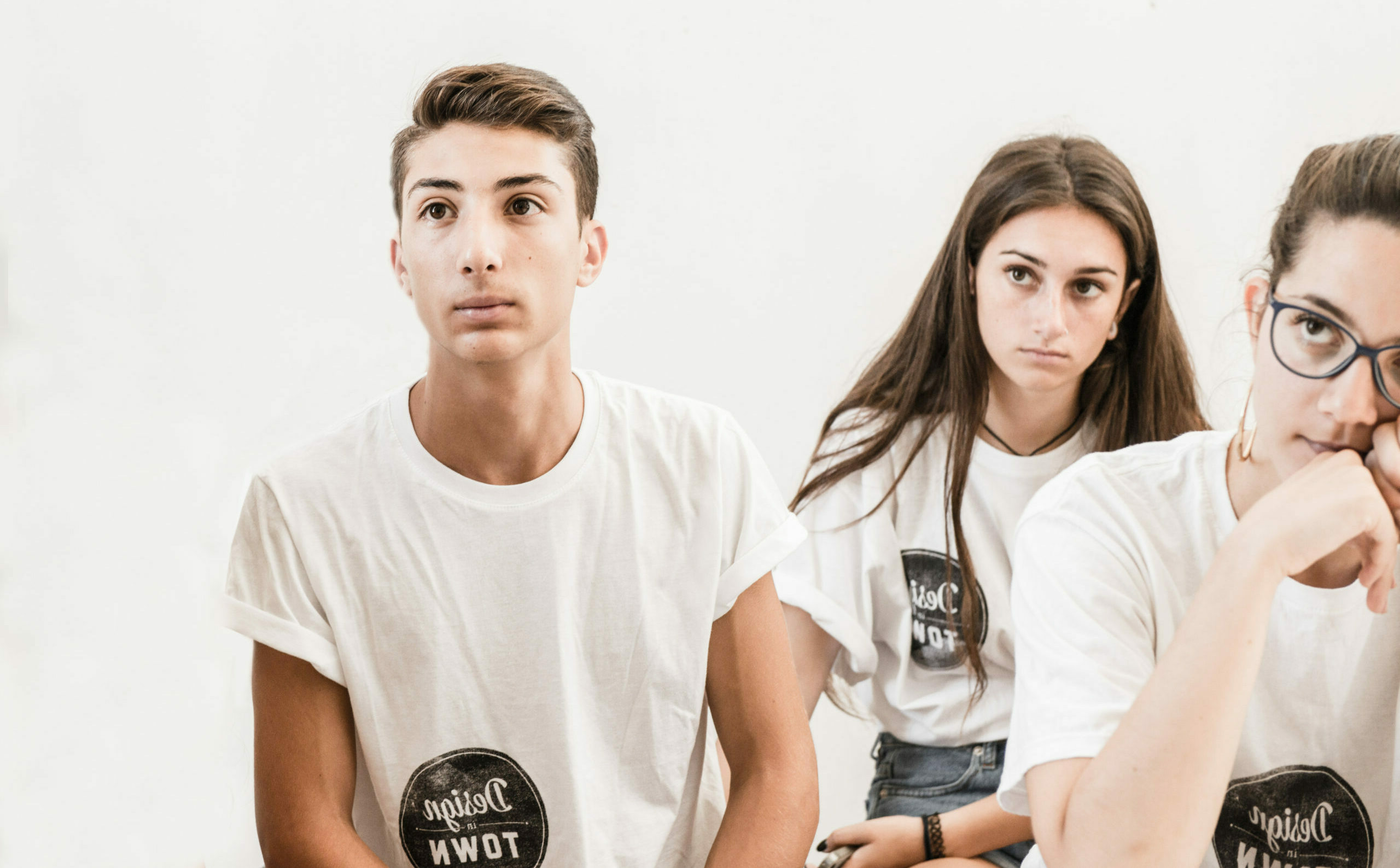 Ragazzi in maglietta ascoltano una lezione