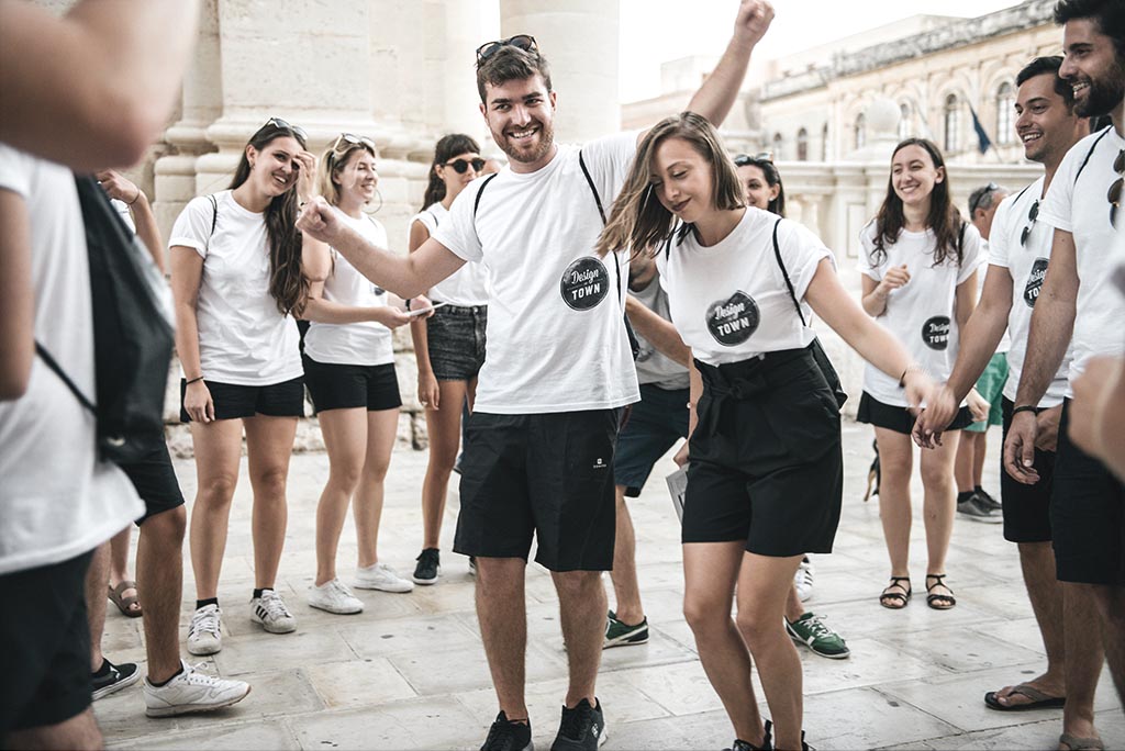 Un gruppo di studenti ballano ad ortigia durante un'edizione di Design In Town